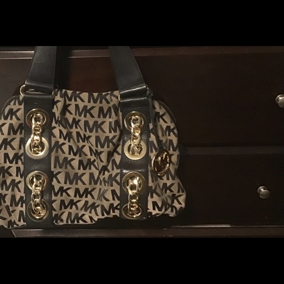 Beautiful Michael Kors, leather, nice and ver6 clean - Picture 3 of 6